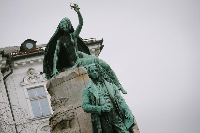Prešernov kip na Prešernovem trgu v Ljubljani. | Foto: STA ,