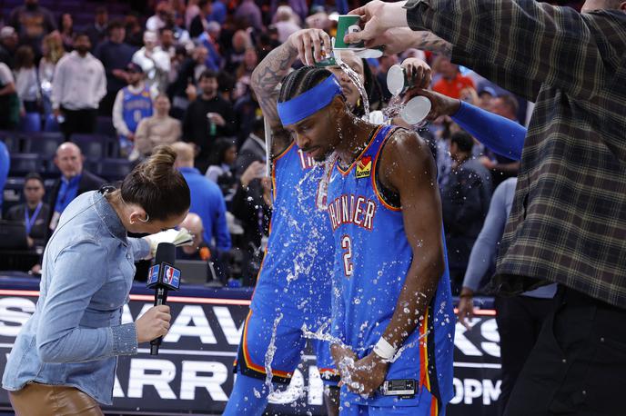 Shai Gilgeous Alexander | Soigralci so novopečenega rekorderja Shaija Gilgeous Alexandra presenetili pred kamerami. | Foto Reuters