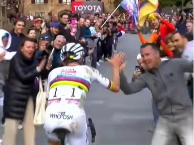 Kdo je moški iz viralnega videa, ki ga Pogačar vedno pozdravi tik pred zadnjim klancem v Sieni?