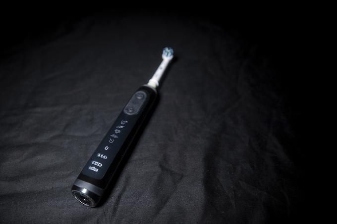 Električna zobna ščetka Oral-B Genius 9000 skrbi tudi, da pri čiščenju ne bi bilo premočnih pritiskov. | Foto: Ana Kovač
