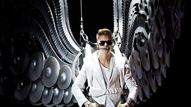 Justin zaradi molitve prekinil koncert