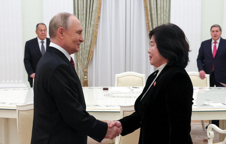 Vladimir Putin in Choe Son Hui Ruski predsednik Vladimir Putin je danes v Moskvi sprejel severnokorejsko zunanjo ministrico Choe Son Hui. | Foto: Reuters