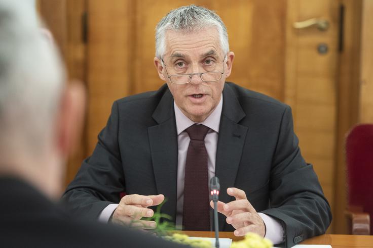 "Hitro naraščanje števila okuženih pomeni hitro naraščanje števila tistih, ki bodo potrebovali zdravstveno oskrbo v bolnišnicah, pri čemer so te zmogljivosti omejene," je povedal Tomaž Gantar. | Foto: STA ,