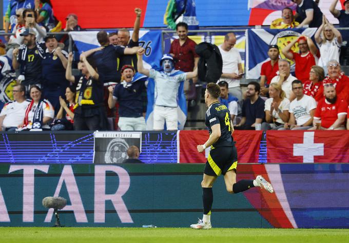 Škotska po zaslugi remija proti Švici (1:1) ostaja v igri za napredovanje. | Foto: Reuters