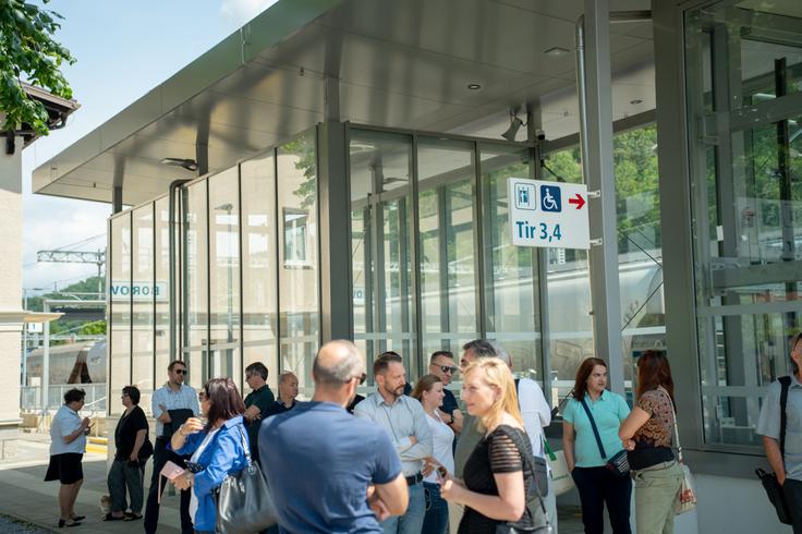 Postaja v Borovnici je končno dobila sodoben podhod z dvigali za varen dostop do tirov. | Foto: STA