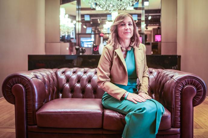 Mija Lorbek | "Zagotovo je prava pot iskanje sodelovanja in produktivnosti. Slovencev nas je res malo v primerjavi z drugimi državami. Menim, da moramo sodelovati in da si ljudje tudi to želijo. Razprtiji in delitev ni dobro spodbujati," poudarja direktorica javnega zavoda GO! 2025 Mija Lorbek. | Foto Gaja Hanuna