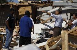 Obama na ogledu škode po tornadih v Alabami