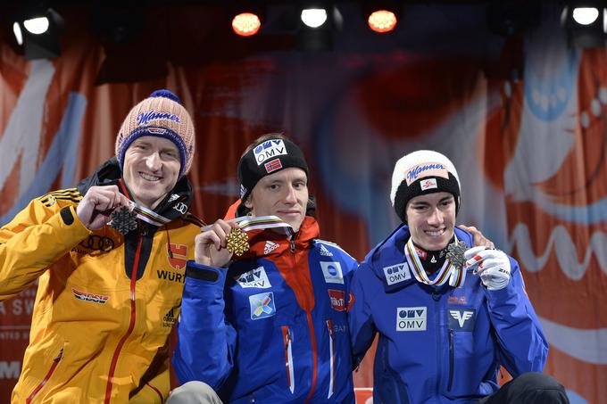 Na srednji skakalnici sta Velti družbo na odru za zmagovalce delala Severin Freund in Stefan Kraft. | Foto: Reuters