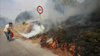 Gasilcem uspelo zajeziti požar pri Atenah