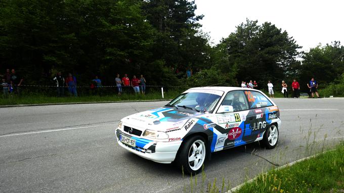 Ta vauxhall astra je prvič dirkala že leta 1994 na reliju Saturnus. Slavko Komel jo vozi še danes, a tokrat je za njenim volanom sedel Renato Hvala, organizator septembrskega relija v Novi Gorici. | Foto: 