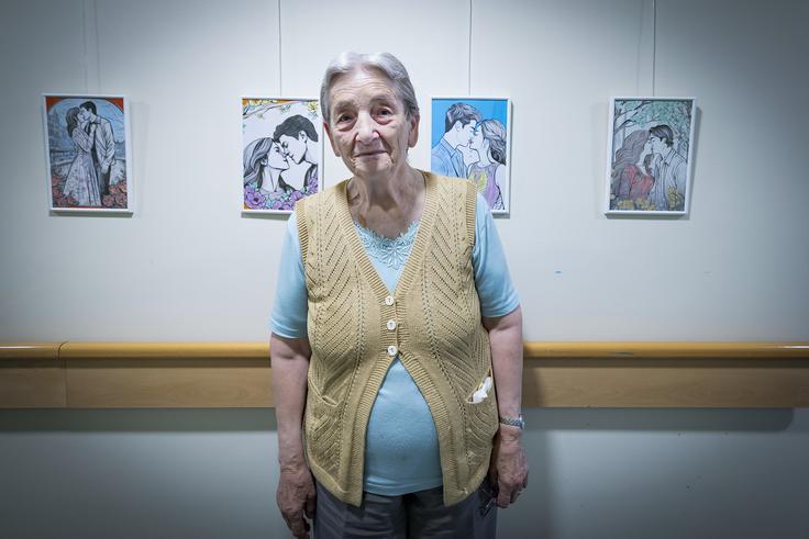 Stanovalka Greta s svojimi umetninami.  | Foto: Ana Kovač
