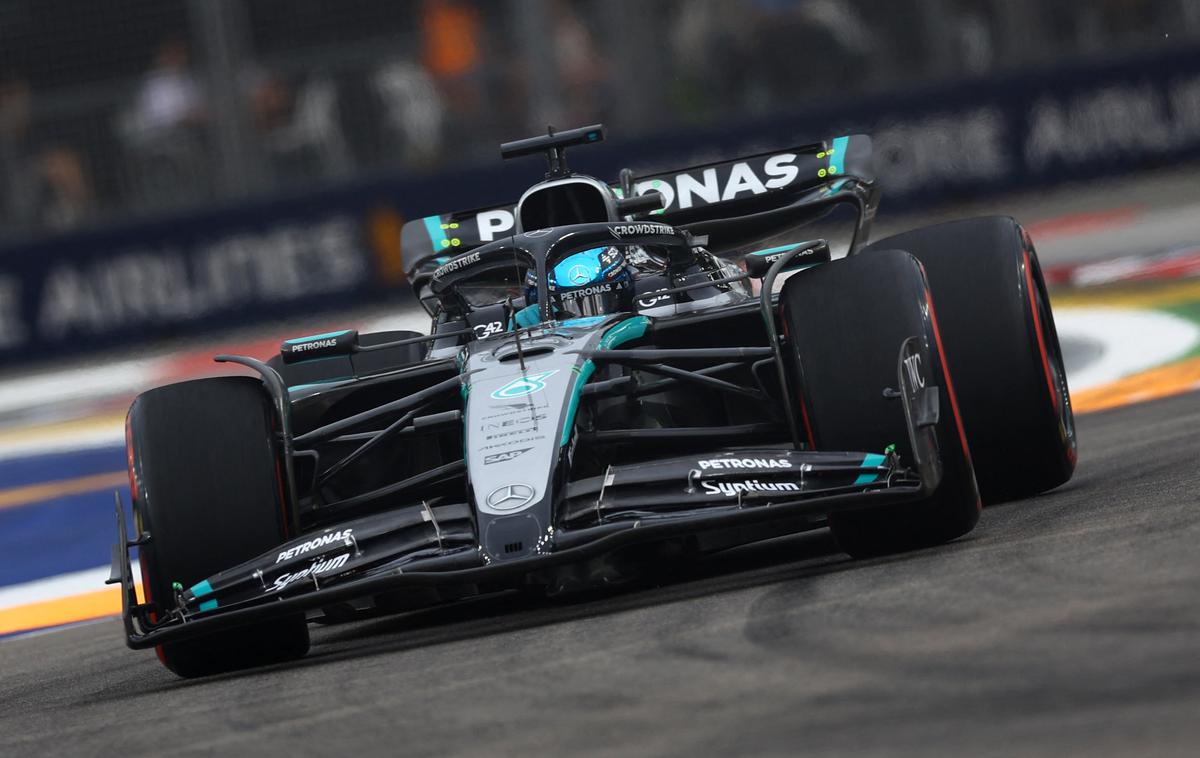 Singapur George Russell Mercedes | George Russell je odpeljal dva fantastična kroga, prvega celo z dotikom od zid. | Foto Reuters