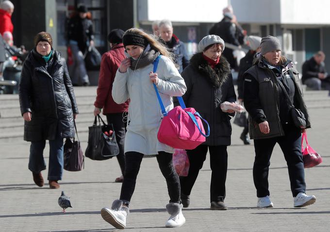 Prizor iz središča Minska, kjer še ne veljajo pravila o karanteni. | Foto: Reuters