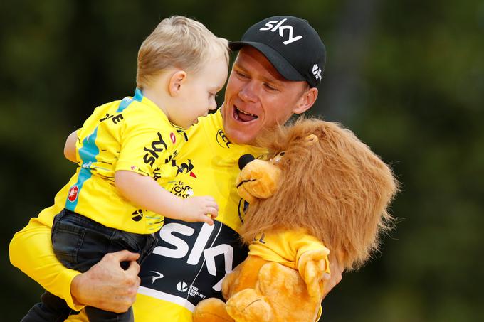 Nazadnje julija letos, ko se je s sinom takole veselil nove trofeje, ki velja za najbolj častitljivo v svetu vrhunskega kolesarstva. | Foto: Reuters