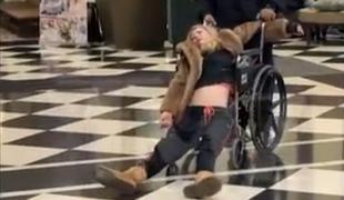 Zvezdnico iz hotela odpeljali z reševalnim vozilom #video