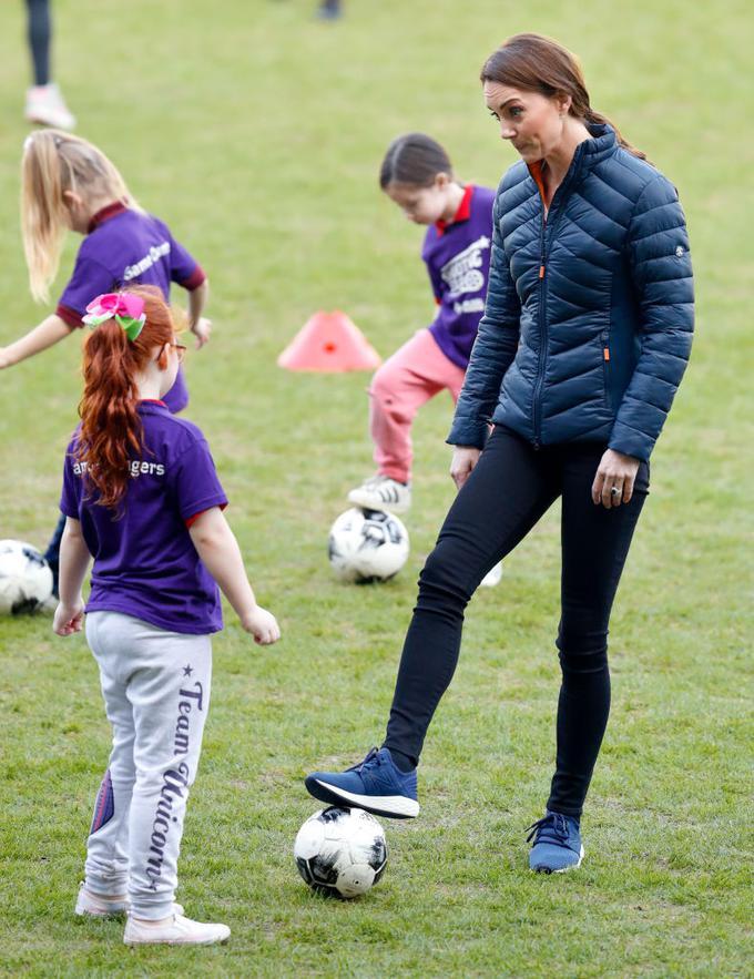 Na otroškem nogometnem turnirju je vojvodinja razkrila, da so po mnenju njenega najstarejšega sina Georgea njene nogometne spretnosti zares slabe. | Foto: Getty Images