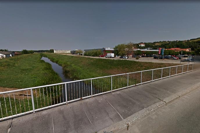 Lendava, Ledava | Most čez reko Ledavo v Lendavi, v ozadju nakupovalno središče.  | Foto Matic Tomšič / Posnetek zaslona