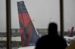 Pilot potnike zaradi "nepravilno zapakirane torbe" po dveh urah leta vrnil na letališče