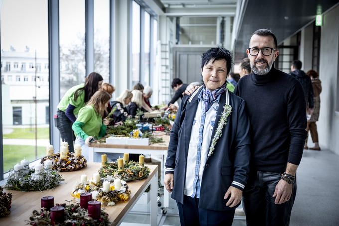 Letos se bo floristoma pri krašenju pridružila tudi Tatjana Brulc, vodja vrtnarskega centra gozdnega gospodarstva iz Novega mesta, kjer so posebej za to priložnost vzgojili božične zvezde, ki bodo krasile baziliko. | Foto: Ana Kovač