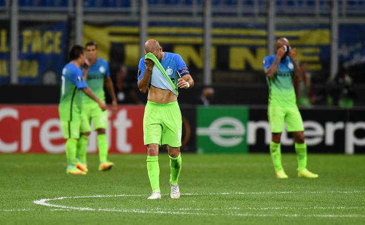 Milanski črno-modri so si privoščili spodrsljaj že na začetku evropske sezone. Doma na San Siru so z 0:2 klonili proti Hapoelu Be'er Sheva. Inter v zadnjih sezonah ne osvaja najvišjih mest v serie A, tako mu evropska liga ponuja morda edino možnost, da si kot zmagovalec pribori udeležbo v ligi prvakov. To je bil evropski prvenec Franka de Boera na trenerskem stolčku Interja. Nizozemec je med vratnici postavil Samirja Handanovića, ki je v drugem delu prejel dva zadetka. Izraelski prvak je zmagal, svoj delež k odmevnemu presenečenju je prispeval tudi Nigerijec John Ogu, ki je pred leti igral na Ptuju v dresu Drave. | Foto: Guliverimage/Getty Images