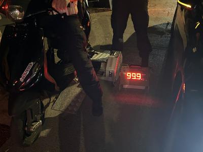Z mopedom skoraj sto kilometrov na uro. Policija: Posledice so lahko smrtno nevarne.