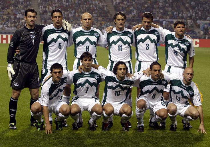 Rusija podobno kot Slovenija na SP 2002 ni blestela. Na treh tekmah je osvojila tri točke, premagala Tunizijo, a izgubila proti Belgiji in Japonski ter izpadla že po prvem delu. Slovenija je v svoji skupini izgubila s proti Španiji, nato pa po velikem sporu med selektorjem Srečkom Katancem in prvim asom reprezentance Zlatkom Zahovićem, po katerem se je Mariborčan vrnil v Evropo, ostala praznih rok še proti JAR in Paragvaju. | Foto: Guliverimage/Vladimir Fedorenko