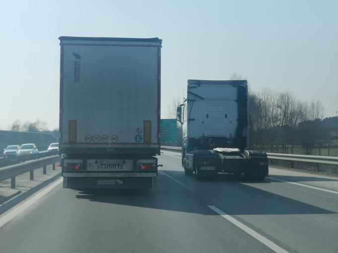 Še vedno pogost pojav na slovenskih avtocestah, a stanje se je izboljšalo. To ne potrjujeta le policija in Dars, tudi sami smo opazili manj prehitevanja tovornjakarjev. | Foto: Gašper Pirman