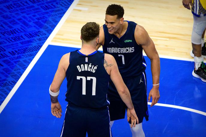Luka Dončić, Dwight Powell, Dallas Mavericks | Luka Dončić in Dwight Powell sta v kaieri odigrala kar 389 tekem v ligi NBA. | Foto Reuters