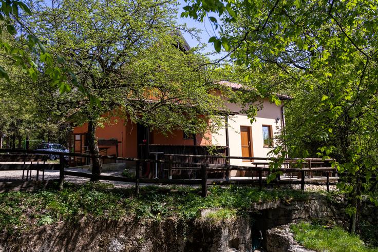 Planinska koča na Koradi je odprta ob koncih tedna. | Foto: Matej Podgoršek