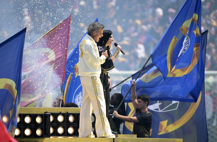 Pred začetkom finala sta dogodek z glasbeno točko popestrila Britanec Robbie Williams in Italijanka Laura Pausini. Zapela sta himno Fife Desire. | Foto: Reuters