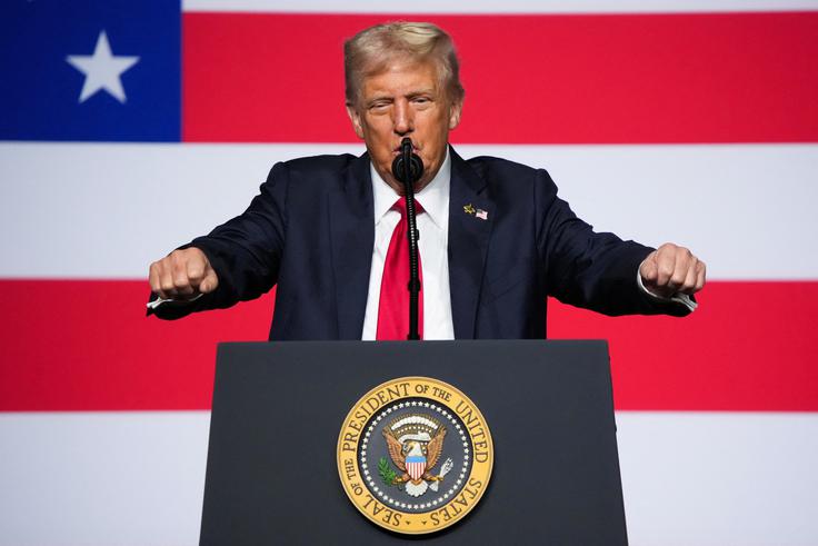 Donald Trump med svojim nagovorom generalom: "Pravkar se dogaja invazija od znotraj. Nič drugačna ni od tega, da bi nas napadel tuj sovražnik, a je z njo težje opraviti ,ker ti sovražniki ne nosijo uniform." | Foto: Reuters