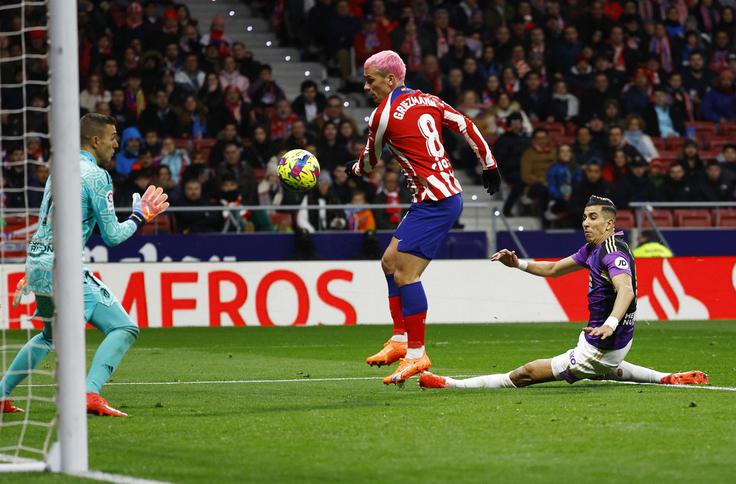 Antoine Griezmann je zadel za 2:0, Atletico je že po prvem polčasu vodil s 3:0. | Foto: Reuters