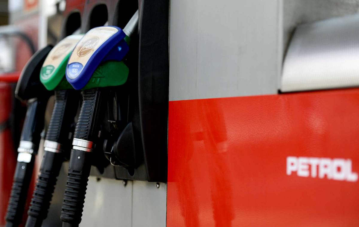 Petrol | "Zagotovo se bodo pojavljale daljše čakalne vrste na in pred bencinskimi servisi," so navedli na Petrolu.  | Foto STA