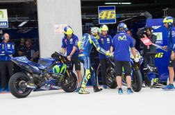 Rossi bo zaradi zlomljene noge na dirki še kako trpel #video