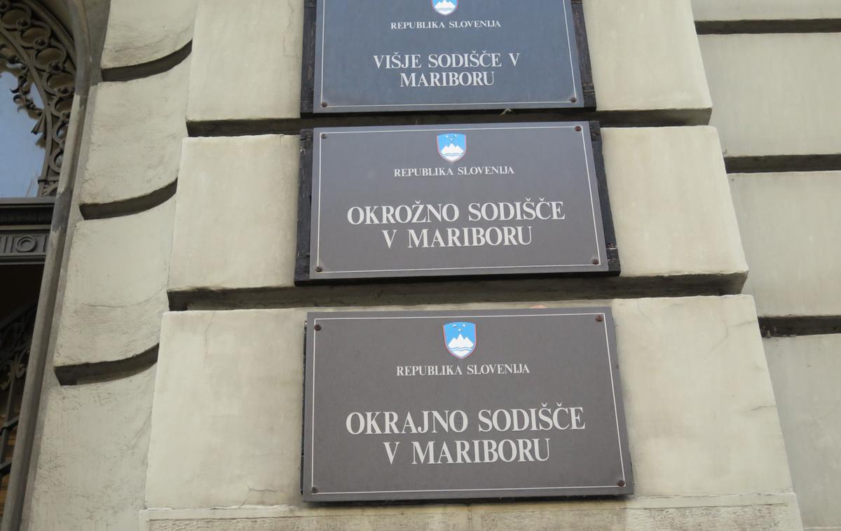 maribor sodišče okrožno | Okrožno sodišče v Mariboru je trem javnim uslužbenkam za iste naloge poleg povečanega obsega dela plačalo tudi 462 evrov za nadurno delo, štirim javnim uslužbenkam pa je izplačalo prenizek dodatek za delovno dobo v skupnem znesku 213 evrov. | Foto STA