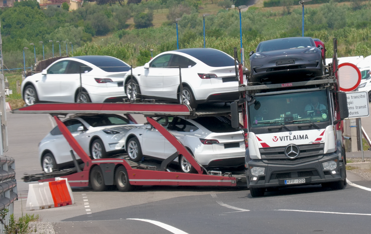 Tesla tovornjak | V Sloveniji so letos registrirali že več kot 300 vozil Teslinega modela Y, samo marca kar 224. Zanje bi potrebovali vsaj 30 tovornjakov za prevoz, ki jih delno − gre za vozila iz Šanghaja − vozijo s tovornjaki tudi iz Luke Koper. | Foto Gregor Pavšič