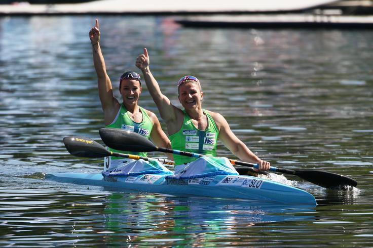 Špela Ponomarenko Janić in Anja Osterman sta letos tako veselili zmage na EP. | Foto: Kajakaška zveza Slovenije