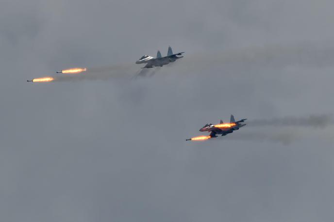 ruski lovec Su-30 | Ukrajinskemu brezpilotnemu letalniku je uspelo zadeti objekt v bližini letalske baze Gvardejskoje na Krimu. V poskusu njegove sestrelitve naj bi Rusi zadeli svoje letalo. | Foto Guliverimage