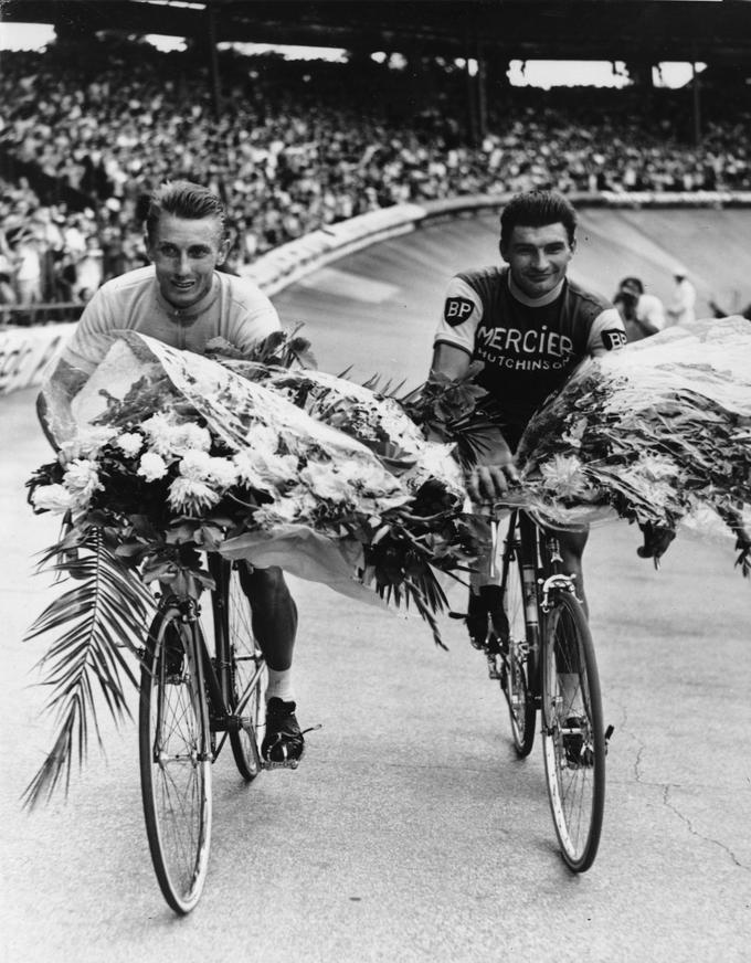 Poulidor je dirkal v obdobju skoraj nepremagljivih Jacquesa Anquetila  in Eddija Merckxa. Na fotografiji: leta 1964 v družbi  Anquetila (na levi), ki je proslavljal svojo peto zmago na Touru. Poulidor je dirko končal na drugem mestu.  | Foto: AP / Guliverimage