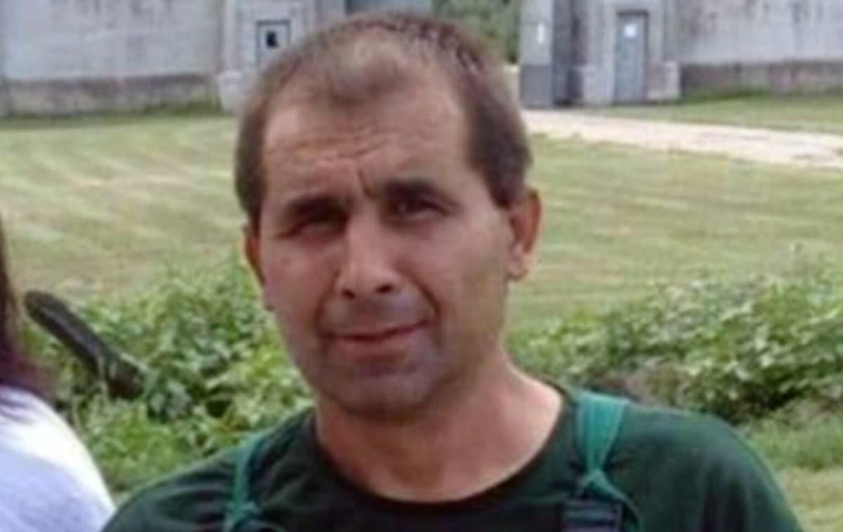Ninoslav Jovanović | Jovanović je bil zaradi posilstva dekleta in deklice prvič obsojen leta 1996 na deset let zapora, a so ga po devetih letih predčasno izpustili iz zapora. Kmalu po prihodu na prostost je ugrabil in posilil še eno deklico, ena pa mu je po ugrabitvi pobegnila. Leta 2006 je bil obsojen na 15 let zapora, a so ga januarja lani po 12 letih predčasno izpustili. Zatem je bil zaradi nadlegovanja žensk za zapahi še pet mesecev, a je kazen pred meseci odslužil. | Foto MUP Srbije