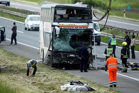 Na Hrvaškem po smrtonosni nesreči ovadili voznika osebnega avtomobila in avtobusa