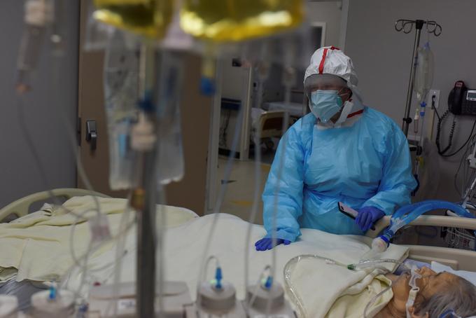 Pandemija novega koronavirusa je v ZDA, kjer se je okužilo že 17,5 milijona ljudi, doslej zahtevala že več kot 312.000 življenj. Trenutno se na dan povprečno okuži po 216.000 ljudi na dan, umira pa jih skoraj po 3000 na dan. | Foto: Reuters