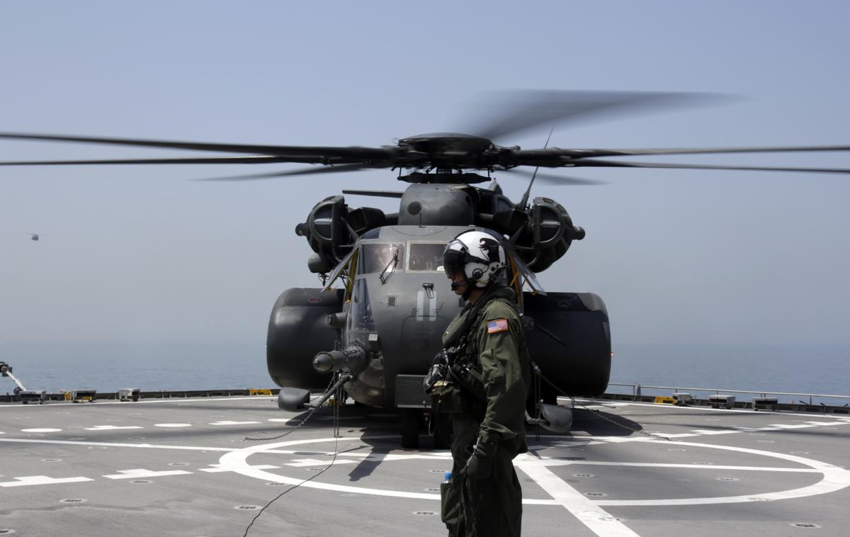 Helikopter ameriške vojske za odkrivanje min | Američani imajo v Bahrajnu ladjevje, ki je zadolženo tudi za odkrivanje pomorskih min, ki bi jih položili Iranci. Za odkrivanje in uničevanje min Američani uporabljajo tudi helikopterje. Na fotografiji: vojaške vaje ameriške mornarice, na katerih so Američani vadili odkrivanje min tudi s pomočjo helikopterjev. | Foto Guliverimage