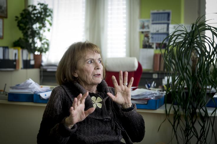 "Internetno povezavo sem vzpostavila praktično lastnoročno. Najprej sem s trmo in vztrajnostjo dosegla, da je institut kupil dve delovni postaji, ki sem jih želela, nato pa sem še iz lastnega žepa kupila vozlišče DYNATECH, ki je bilo potrebno za povezavo." | Foto: Ana Kovač