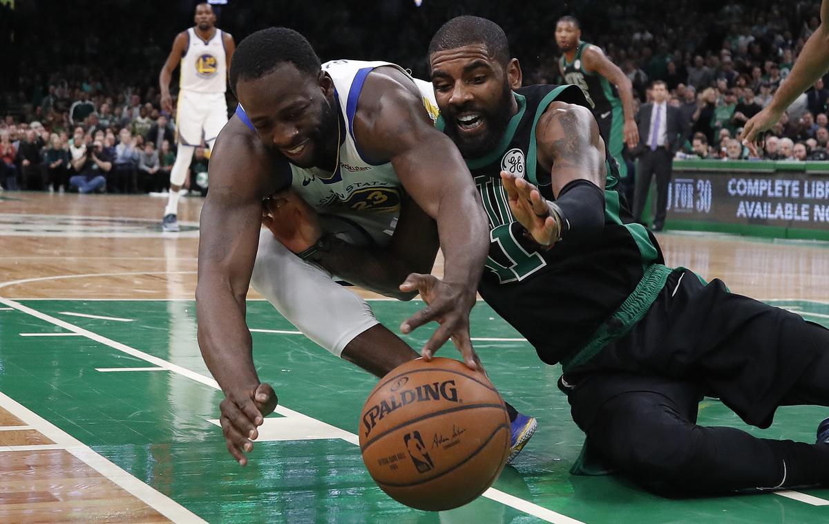 Draymond Green, Kyrie Irving | Košarkarji ekipe Golden State Warriors so s 115:111 premagali Boston Celtics. Z deseto zaporedno zmago so prekinili niz petih zaporednih zmag Bostona.  | Foto Reuters