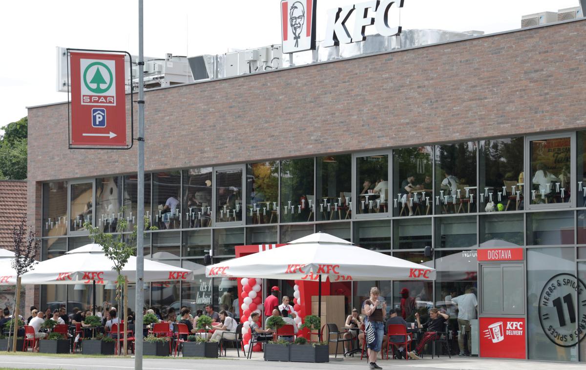 KFC | Čeprav je KFC skoraj dva meseca obratoval brez uporabnega dovoljenja, pristojni zoper gostinca inšpekcije niso uvedli. | Foto STA