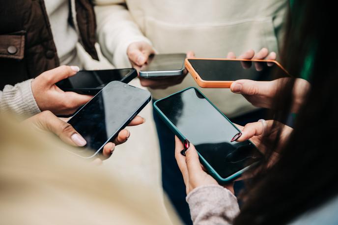 Telefoni mladoletniki | Policisti so mladoletnike izsledili po prijavi občana. | Foto Shutterstock