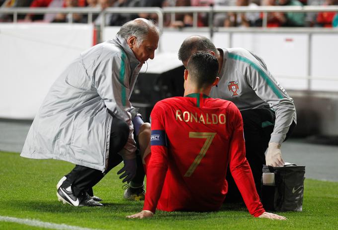 Cristiano Ronaldo je s Portugalsko ostal brez zmage, ob tem pa se tudi poškodoval. | Foto: Reuters