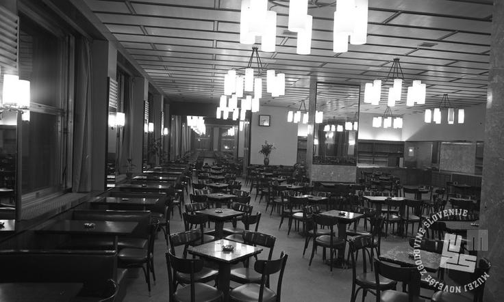 Hotel Slon – kavarna. Ljubljana, februar 1965. Kavarna Hotela Slon iz leta 1965. | Foto: Janez Lampič, hrani: MNZS