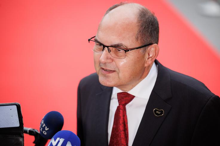 Schmidt je pojasnil, da ukrep začne veljati takoj, vsako nasprotovanje odločitvi pa bodo obravnavali kot kaznivo dejaanje.  | Foto: STA